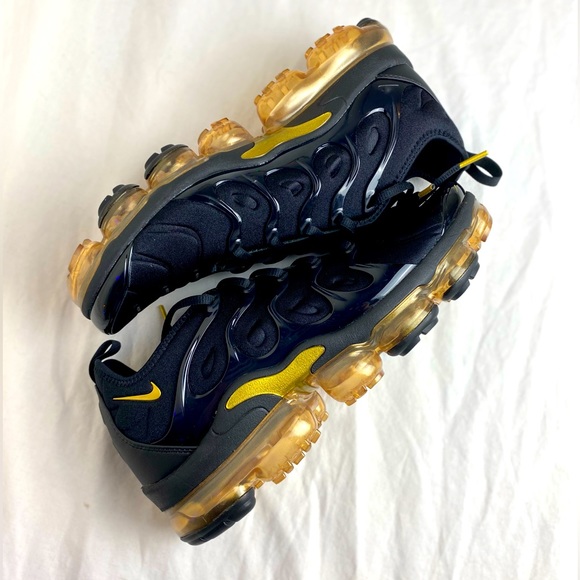 air vapormax plus black and gold